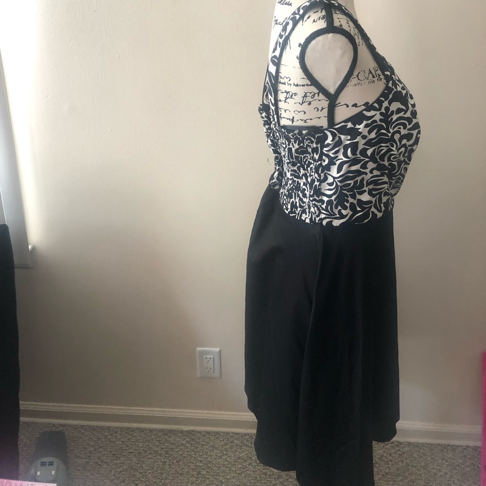 BLACK DRESS - Picture 2 of 4
